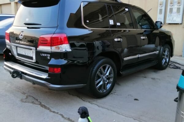 تلميع خارجي لسيارة لكزس LX 570 سوداء