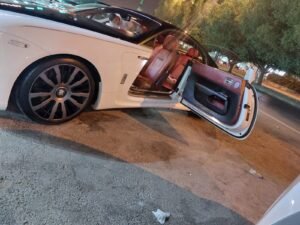 مقصورة داخلية جلدية حمراء لسيارة فاخرة