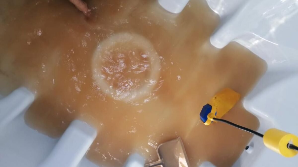 سحب المياه العكرة والرواسب أثناء تنظيف الخزان